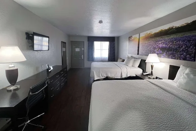 Deluxe, 2 Queen Beds, Days Inn By Wyndham Canton 3/10