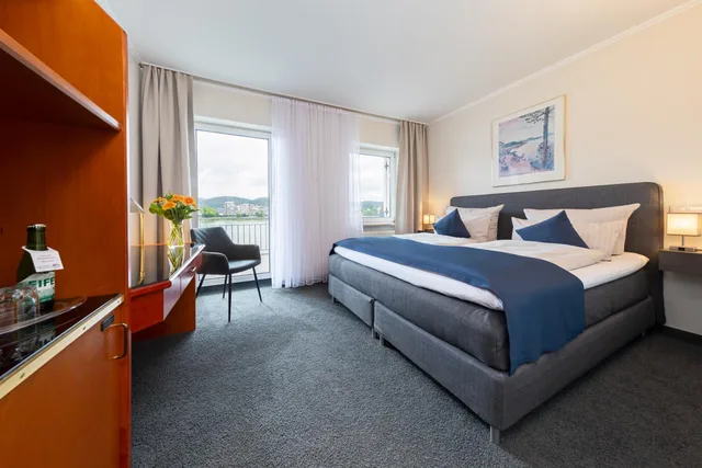 غرفة بسرير مزدوج بإطلالة على النهر بشرفة، Rheinhotel Vier Jahreszeiten 2/6