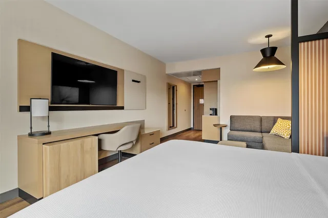 Room, King Bed, Sofa, Hyatt Place Rapid City / Downtown 1/4