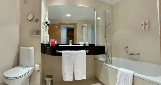 غرفة عائلية بسريرين منفصلين وسرير بطابقين بإطلالة على المسبح، Ramada by Wyndham Valencia Almussafes 3/4