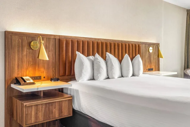 Deluxe, King Bed, Lake Side, Sofa، The Ridge Hotel 3/9