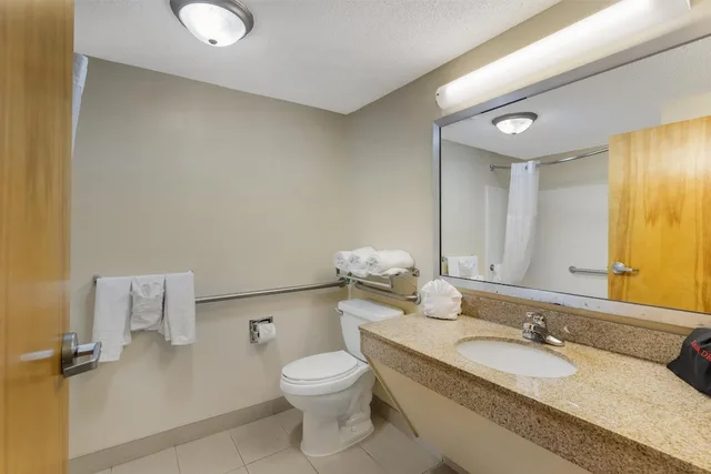جناح بسرير كينج مع أريكة بحوض استحمام لذوي الإعاقة، Best Western Plus Richmond Hill Inn 6/7