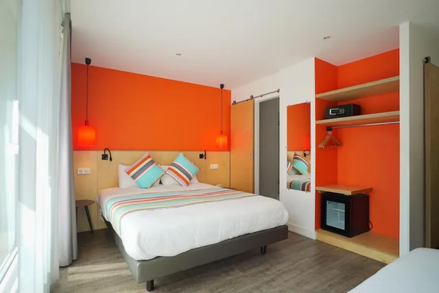 غرفة ثلاثية، Hotel La Regence 8/9