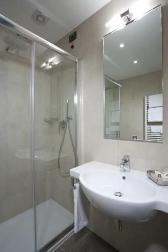 غرفة تنفيذية بسرير كينج مع أريكة بمنطقة جلوس، Best Western Titian Inn Hotel Venice Airport 5/5