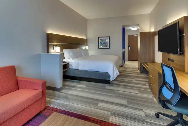 جناح بسرير كينج بمنطقة جلوس، Holiday Inn Express & Suites Nashville Metrocenter Downtown 4/8