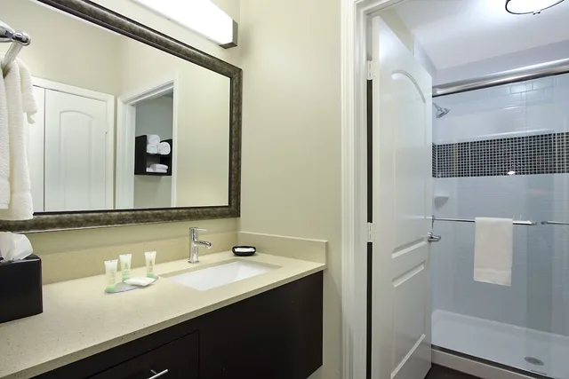 جناح بسرير كينج وسريرين مزدوجين بغرفتي نوم مع أريكة، STAYBRIDGE SUITES HOUSTON - MEDICAL CENTER 3/4