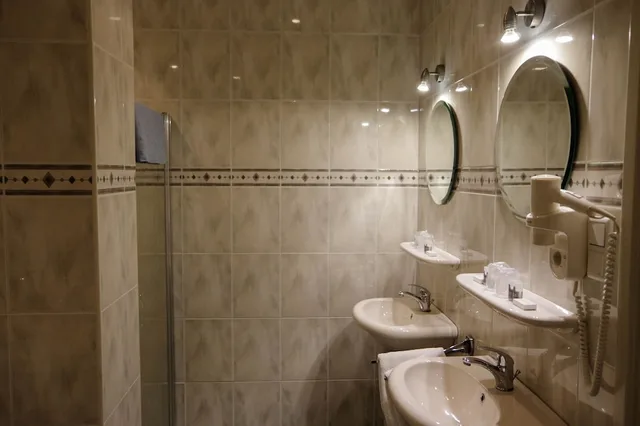 جناح بسرير كوين وسريرين منفصلين بغرفة نوم واحدة، Hotel Van Saaze 4/5