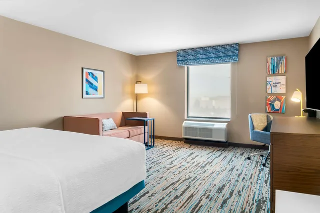 غرفة بسرير كينج مع أريكة، Hampton Inn Detroit North Auburn Hills 1/3