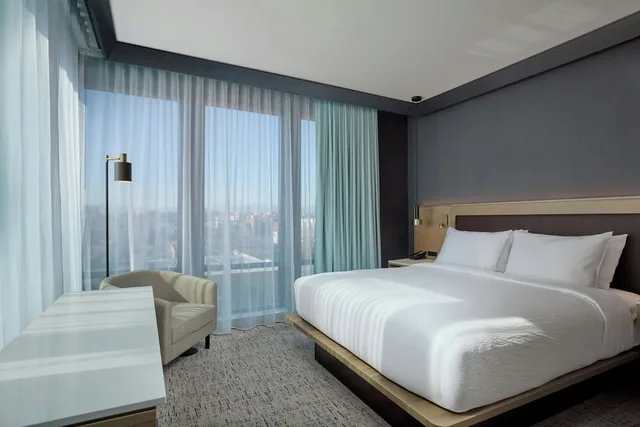 جناح جونيور بسرير كينج بغرفة نوم واحدة بإطلالة مع أريكة، Courtyard by Marriott Denver Downtown West 1/2