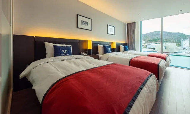 غرفة سوبيريور ثلاثية بثلاثة أسرّة بإطلالة على البحر، Yeosu Venezia Hotel & Suites 4/6
