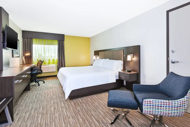 غرفة قياسية بسرير كينج، Holiday Inn Winnipeg Airport Polo Park 1/3