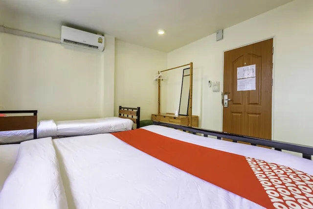 غرفة أساسية ثلاثية بسرير مزدوج وسرير فردي، OYO 928 Leaf Hostel 1/3