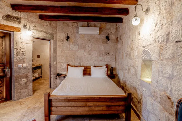 غرفة بسرير مزدوج بشرفة، Dervish Cave House 6/10