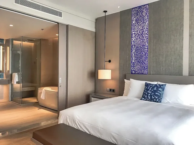 جناح بإطلالة على البحر بشرفة بغرفة نوم واحدة، Renaissance Pattaya Resort Spa 3/10