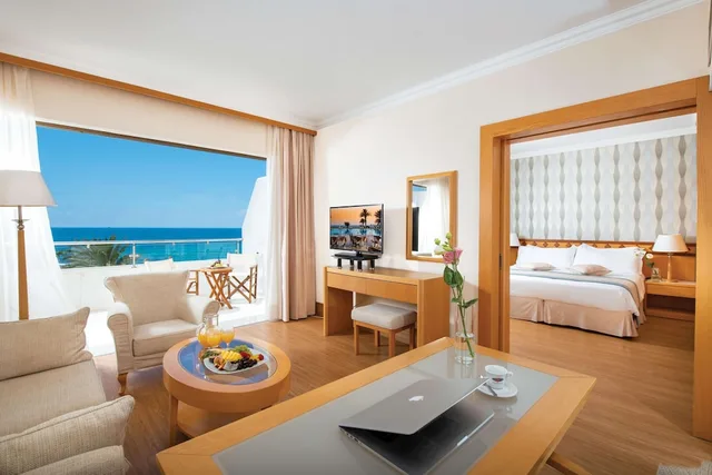 جناح تنفيذي بإطلالة على البحر بغرفة نوم واحدة، Constantinou Bros Pioneer Beach Hotel - Adults Only 1/2