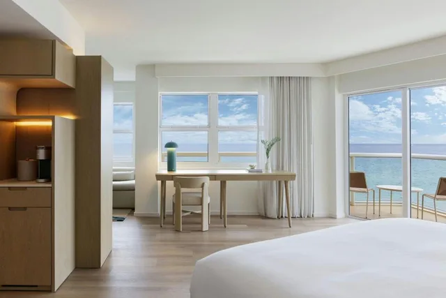 Grand, Executive, Suite, King Bed, Sofa, Balcony, Fort Lauderdale Marriott Pompano Beach Resort and Spa 3/5