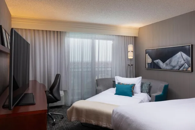 غرفة بسرير كينج بحوض استحمام لذوي الإعاقة، Courtyard By Marriott Denver Airport 1/10