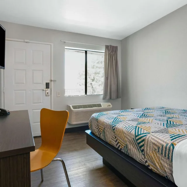 غرفة بسرير كوين لغير المدخنين، Motel6 Merced, CA - North 3/10