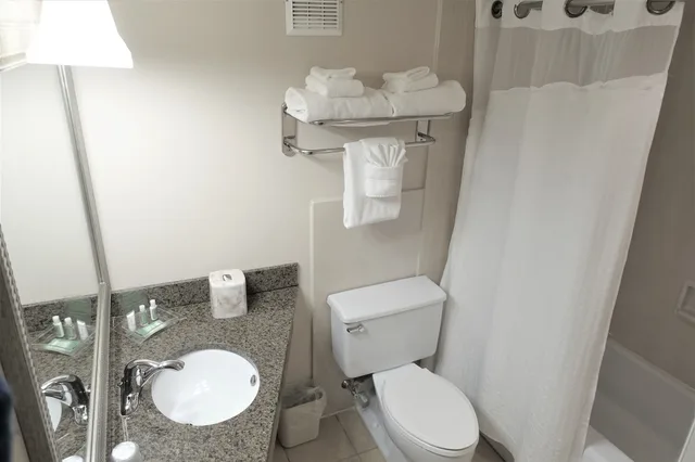 غرفة بريميوم بسريرين كوين بإطلالة على البحر، Holiday Inn Portland-By The Bay 6/7