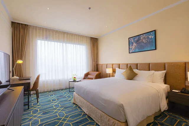 غرفة بريميير بسرير كينج بشرفة، La Vela Hue Hotel 1/1