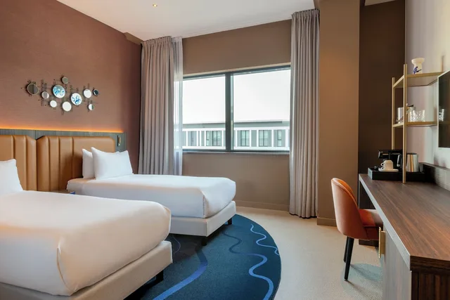 غرفة بسريرين منفصلين بإطلالة، Corendon Amsterdam Schiphol Airport, a Tribute Portfolio Hotel 1/5