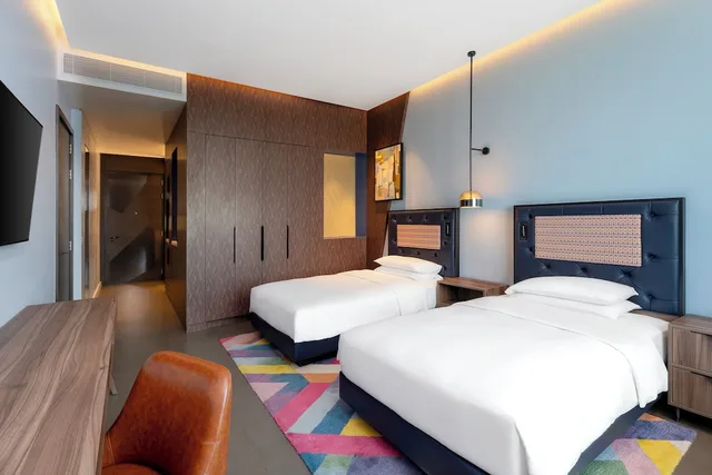 غرفة بسريرين منفصلين بإطلالة على البحر بشرفة، Hyatt Centric Jumeirah Dubai 3/5