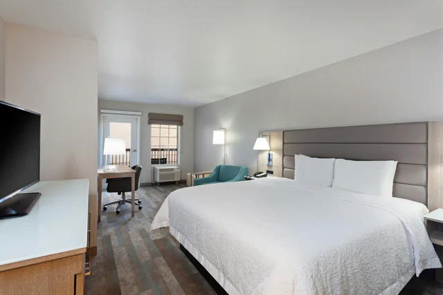 Room, King Bed, Balcony, Hampton Inn and Suites Hermosa Beach 3/7