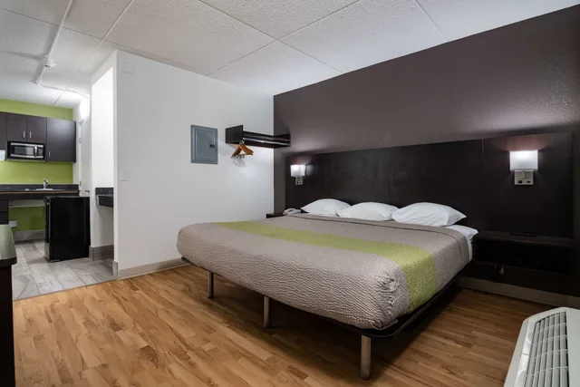 غرفة قياسية بسرير كينج للمدخنين، Motel6 Columbus, GA - Downtown 2/10