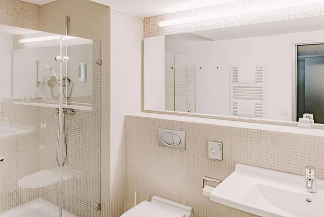 غرفة بسرير مزدوج أو سريرين منفصلين لذوي الإعاقة، Vienna House Easy by Wyndham Stuttgart 3/4
