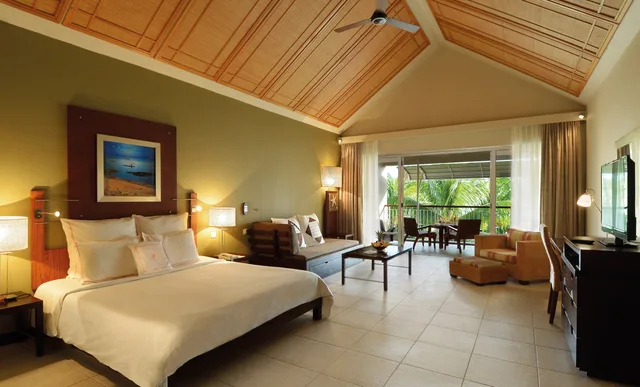 Deluxe Room Family, Victoria Beachcomber Resort and Spa 1/2