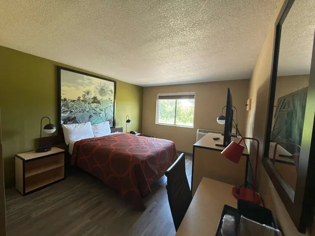 غرفة بسرير كوين لذوي الإعاقة، Super 8 By Wyndham Topeka/Wanamaker Rd/I-70 3/9