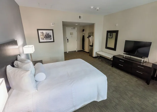 Room, Queen Bed, Executive Level, Accessible، Kellogg Conference Hotel Capitol Hill at Gallaudet University 2/6