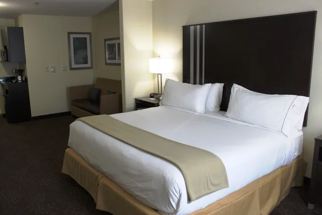 جناح بسرير كينج، HOLIDAY INN EXPRESS YORKTON EAST 2/2