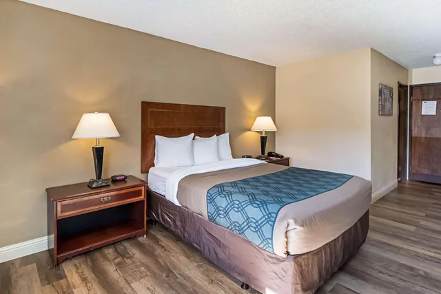 غرفة بسرير كوين لذوي الإعاقة، Sutter Inn 2/5