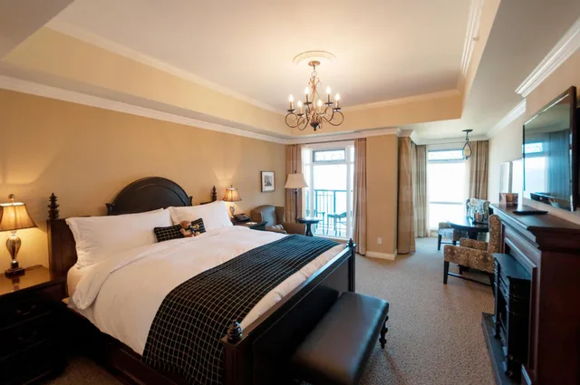 Guest Room, King Bed, Ocean View, Pool Access، Oak Bay Beach Hotel 2/6