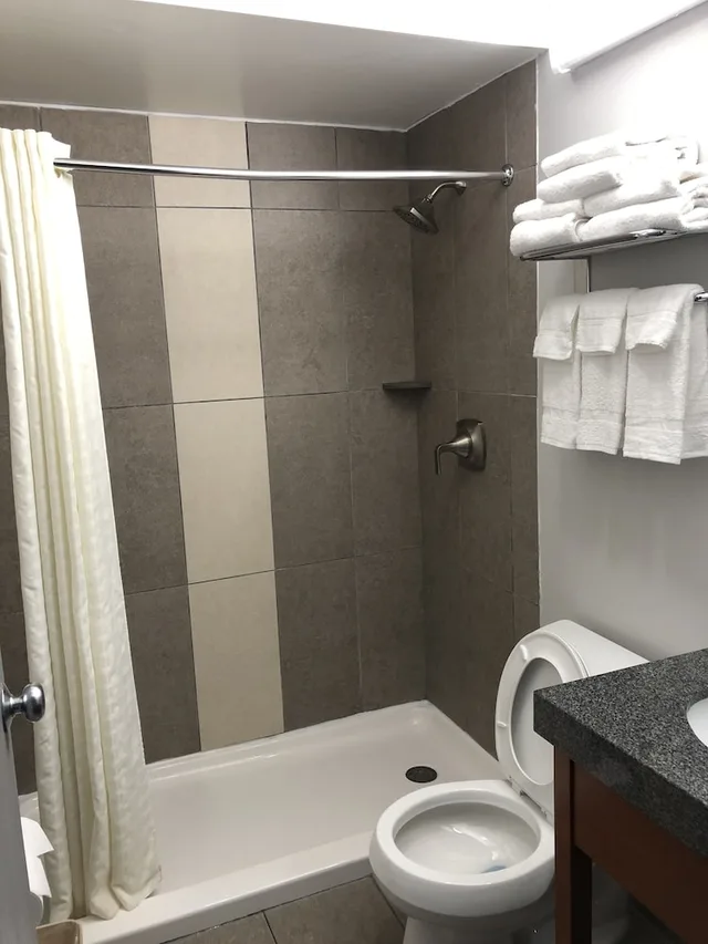 غرفة قياسية بسريرين كوين، Quality Inn and Suites Watertown Fort Drum 7/8