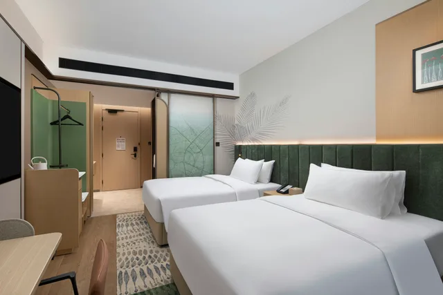 غرفة بسريرين منفصلين بإطلالة على الجبل، Hilton Garden Inn Zhangjiajie Tianmen Mountain 2/2