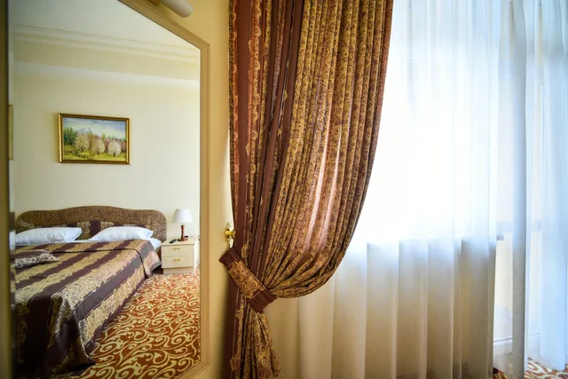 جناح جونيور، METROPOL HOTEL 3/5