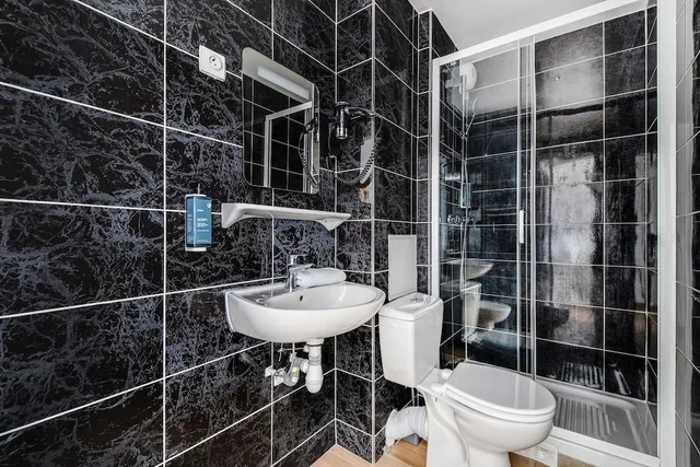 غرفة رباعية بسرير مزدوج وسريرين منفصلين، Altona Hotel 9/10