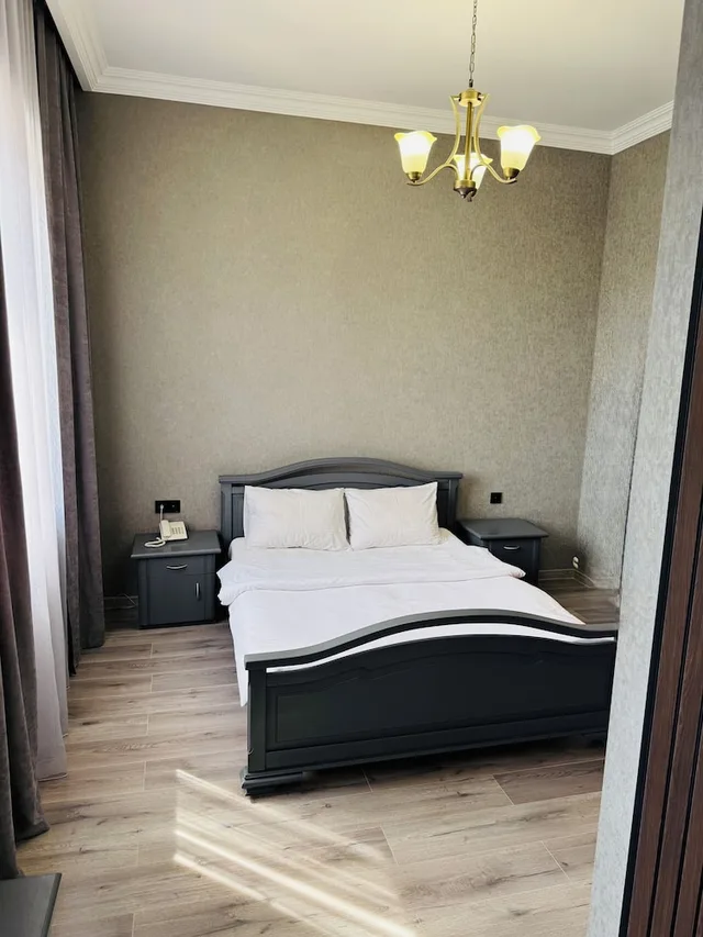 جناح بسرير كوين بإطلالة على النهر، Capital Hotel 3/4