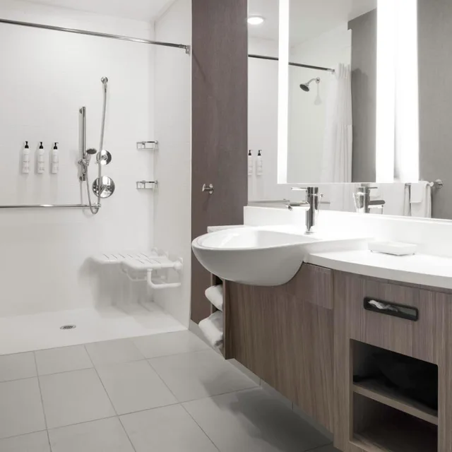 جناح بسرير كينج مع سرير سحّاب إضافي مع أريكة بحوض استحمام لذوي الإعاقة، SpringHill Suites by Marriott Charlotte Airport Lake Pointe 3/4
