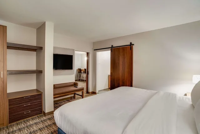 جناح بسرير كينج مع أريكة لذوي الإعاقة، MainStay Suites Carlisle-Harrisburg 2/3