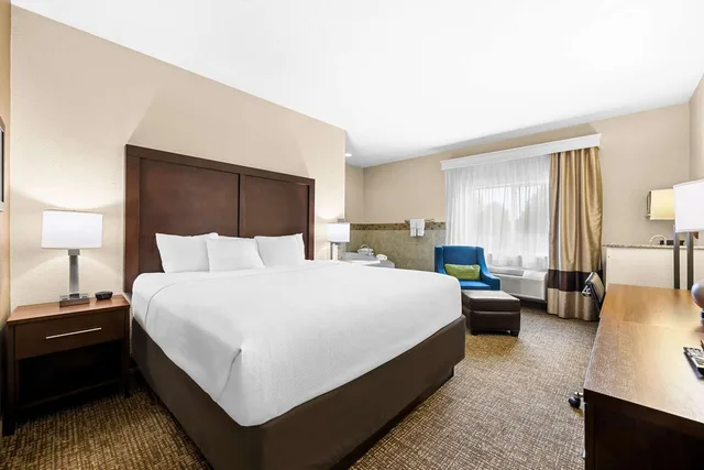 غرفة بزنس بسرير كينج، Comfort Inn Suites Pueblo 4/6