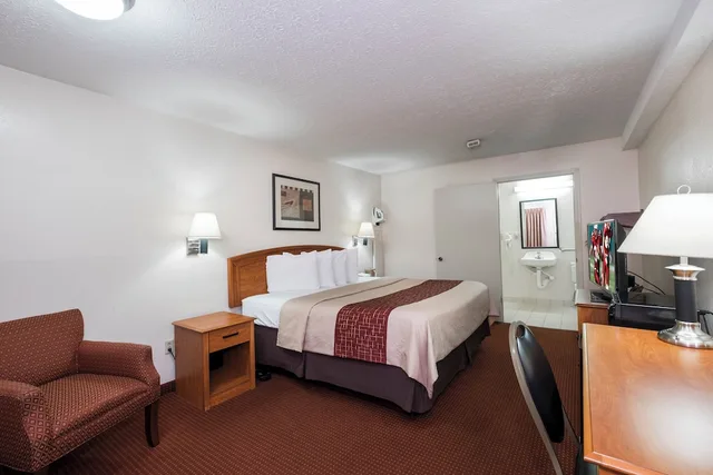 غرفة قياسية بسرير كينج لذوي الإعاقة، Red Roof Inn Columbus Northeast - Westerville 4/6