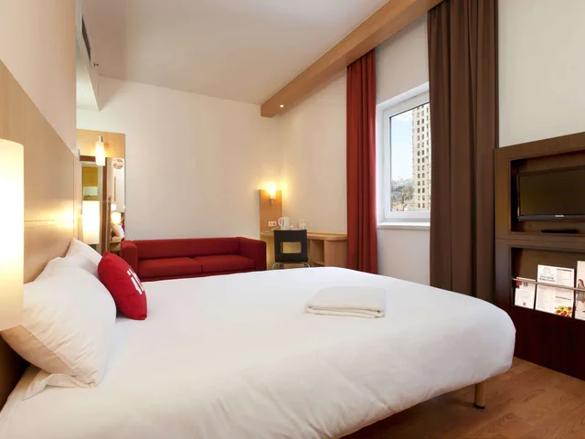 Family, 1 Double and 1 Single Bed, Ibis Kiev City Center 1/9