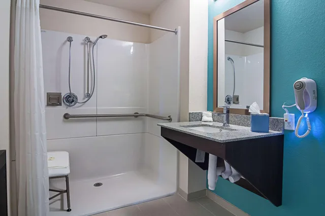 Efficiency, King Bed, Accessible، Suburban Studios Monaca - Pittsburgh 2/2