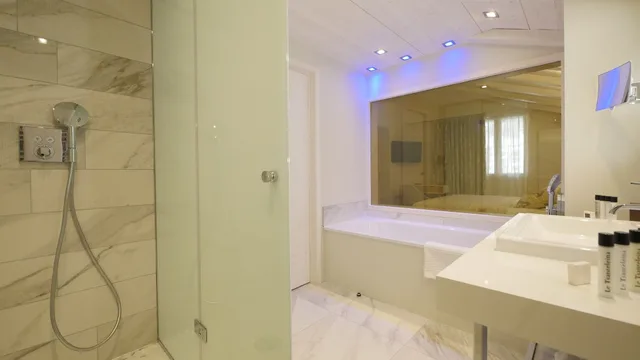 جناح بسرير كينج مع أريكة، Hôtel Tsanteleina 6/8