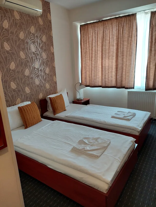غرفة قياسية بسريرين منفصلين، Canada Hotel Budapest 1/3