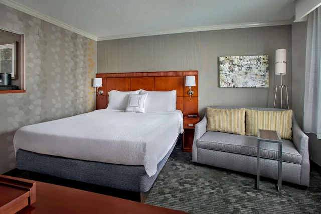 غرفة بسرير كوين مع أريكة، Sonesta Select Tinton Falls Eatontown 1/3