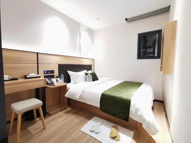 غرفة بزنس بسرير كوين، GreenTree Inn Shanghai Yuyuan Garden Xiaonanmen Subway Station Express Hotel 2/2